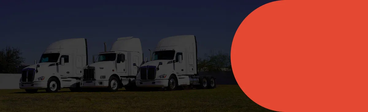 tres tractocamiones estacionados en angulo lateral alineados a la izquierda