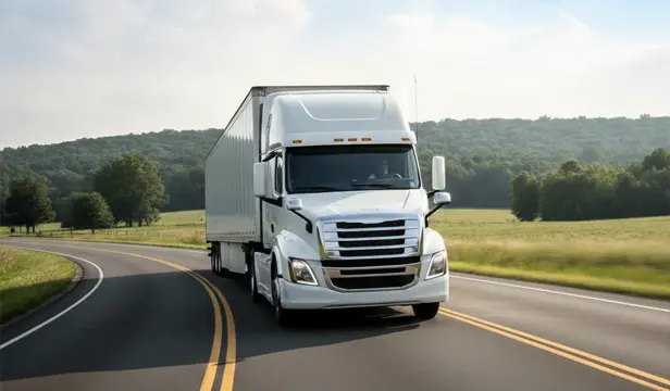 tractocamión blanco moderno circulando por carretera rodeada de paisaje verde durante el día